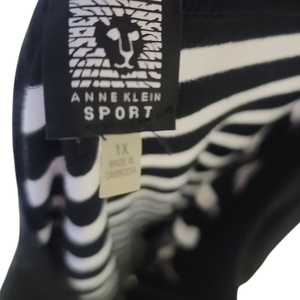 Striped Long-Sleeve Zip Front Top - Black & White - Picture 4 of 6